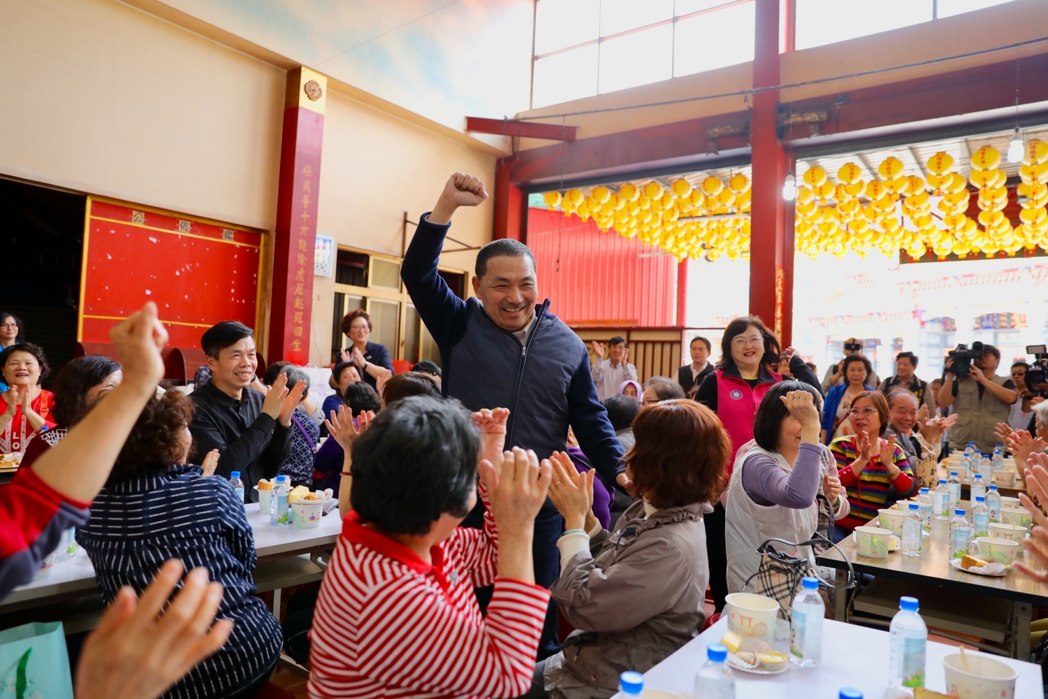 侯友宜與地方民眾座談,強調「找對的人、做對的事、用對方法,才能解決所有問題。」 圖: 侯友宜競選辦公室/提供 侯友宜與地方民眾座談,強調「找對的人、做對的事、用對方法,才能解決所有問題。」 圖: 侯友宜競選辦公室/提供