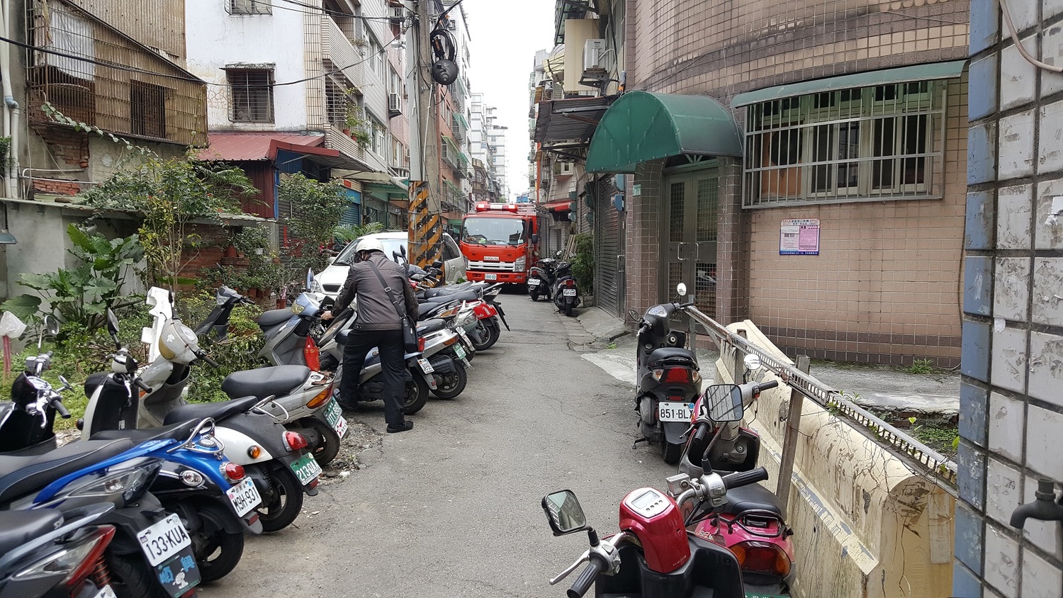 板橋重慶路62巷改善消防巷道前相片。 圖:新北市政府/提供 板橋重慶路62巷改善消防巷道前相片。 圖:新北市政府/提供