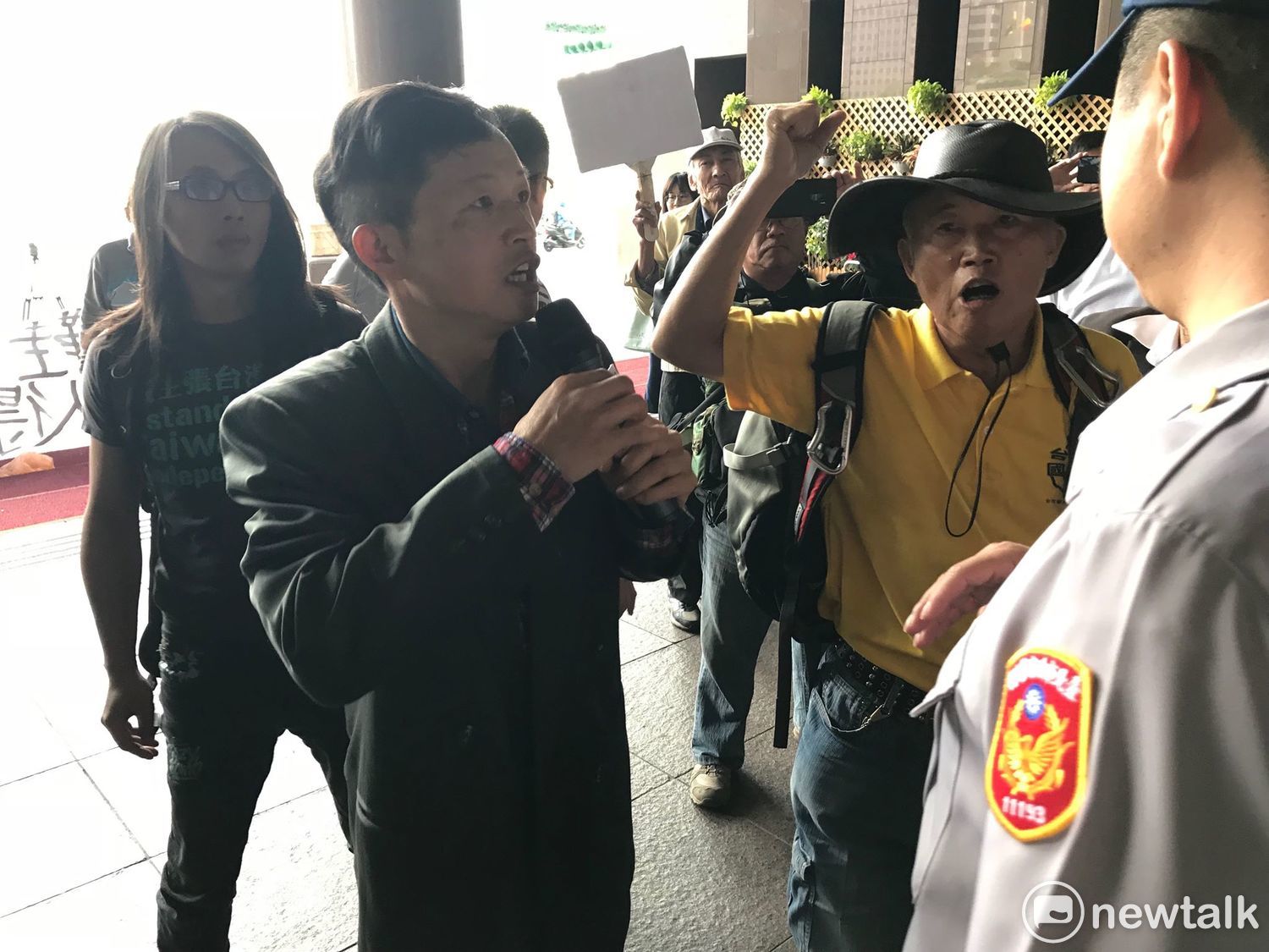 台灣國創辦人王獻極朝北市府丟鞋,與警方對峙。 圖 : 周煊惠 / 攝 台灣國創辦人王獻極朝北市府丟鞋,與警方對峙。 圖 : 周煊惠 / 攝