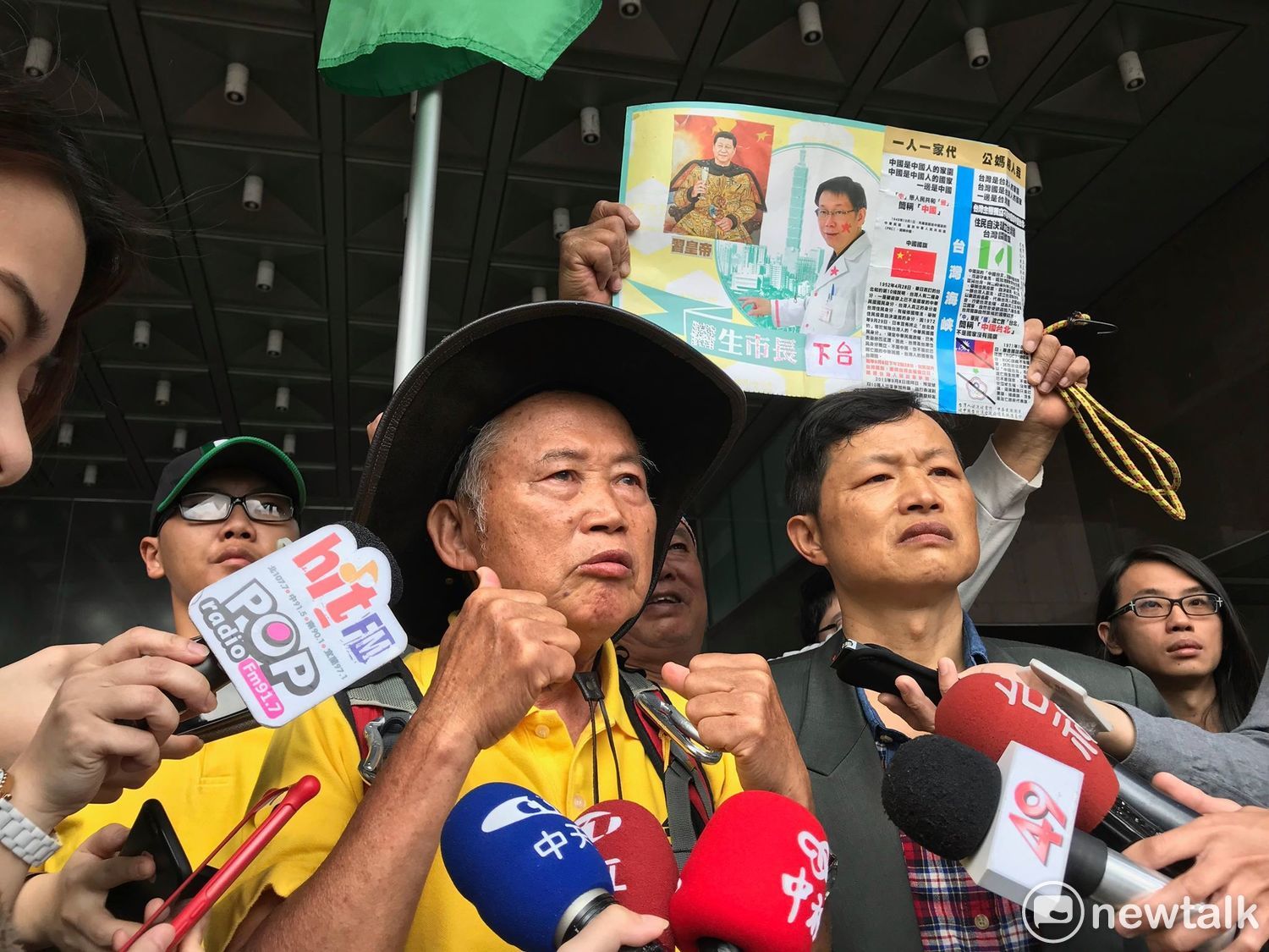 王獻極說,柯文哲選前還曾參加他辦的記者會,公開撕中華民國身分證,現在卻變「深紅」、糟蹋獨派,這種毫無中心思想、騙選票、騙人民的市長,「有資格再連任嗎?」 圖 : 周煊惠 / 攝 王獻極說,柯文哲選前還曾參加他辦的記者會,公開撕中華民國身分證,現在卻變「深紅」、糟蹋獨派,這種毫無中心思想、騙選票、騙人民的市長,「有資格再連任嗎?」 圖 : 周煊惠 / 攝