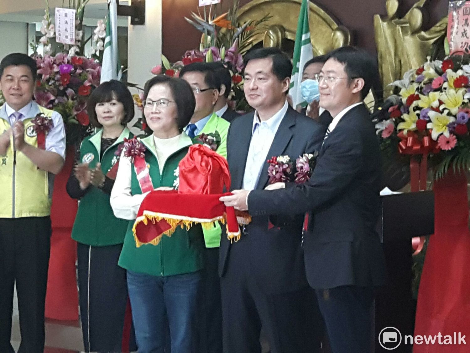 新北市議會民進黨團卸任總召林秀惠、新任總召李坤城交接印信,由民進黨秘書長洪耀福監交。 圖: 林昀真/攝 新北市議會民進黨團卸任總召林秀惠、新任總召李坤城交接印信,由民進黨秘書長洪耀福監交。 圖: 林昀真/攝
