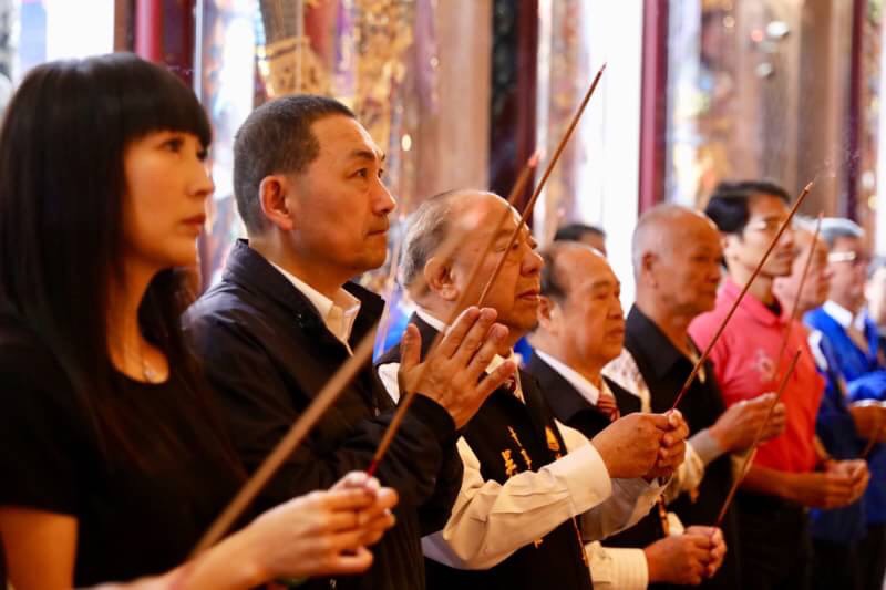 竹林山觀音寺鶴齡中心現場擠滿了人潮。圖 : 侯友宜競選總部/提供 侯友宜競選總部 竹林山觀音寺鶴齡中心現場擠滿了人潮。圖 : 侯友宜競選總部/提供 侯友宜競選總部