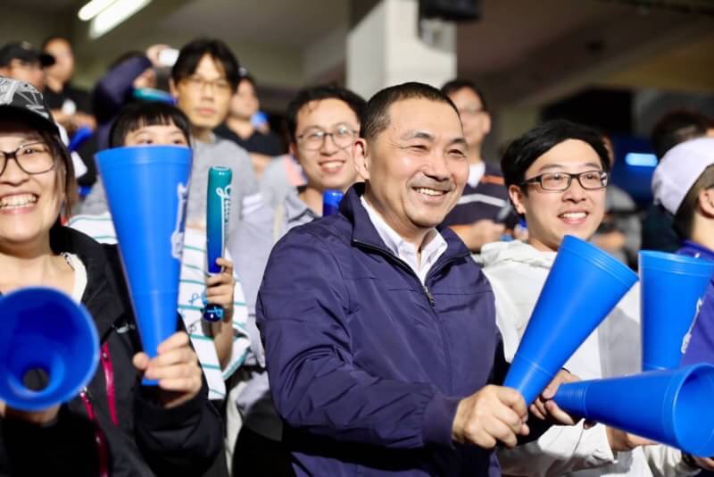 侯友宜今天(27日)到新莊棒球場為中華職棒-富邦悍將的主場開幕戰加油。 圖 : 侯友宜競選辦公室/提供 侯友宜今天(27日)到新莊棒球場為中華職棒-富邦悍將的主場開幕戰加油。 圖 : 侯友宜競選辦公室/提供