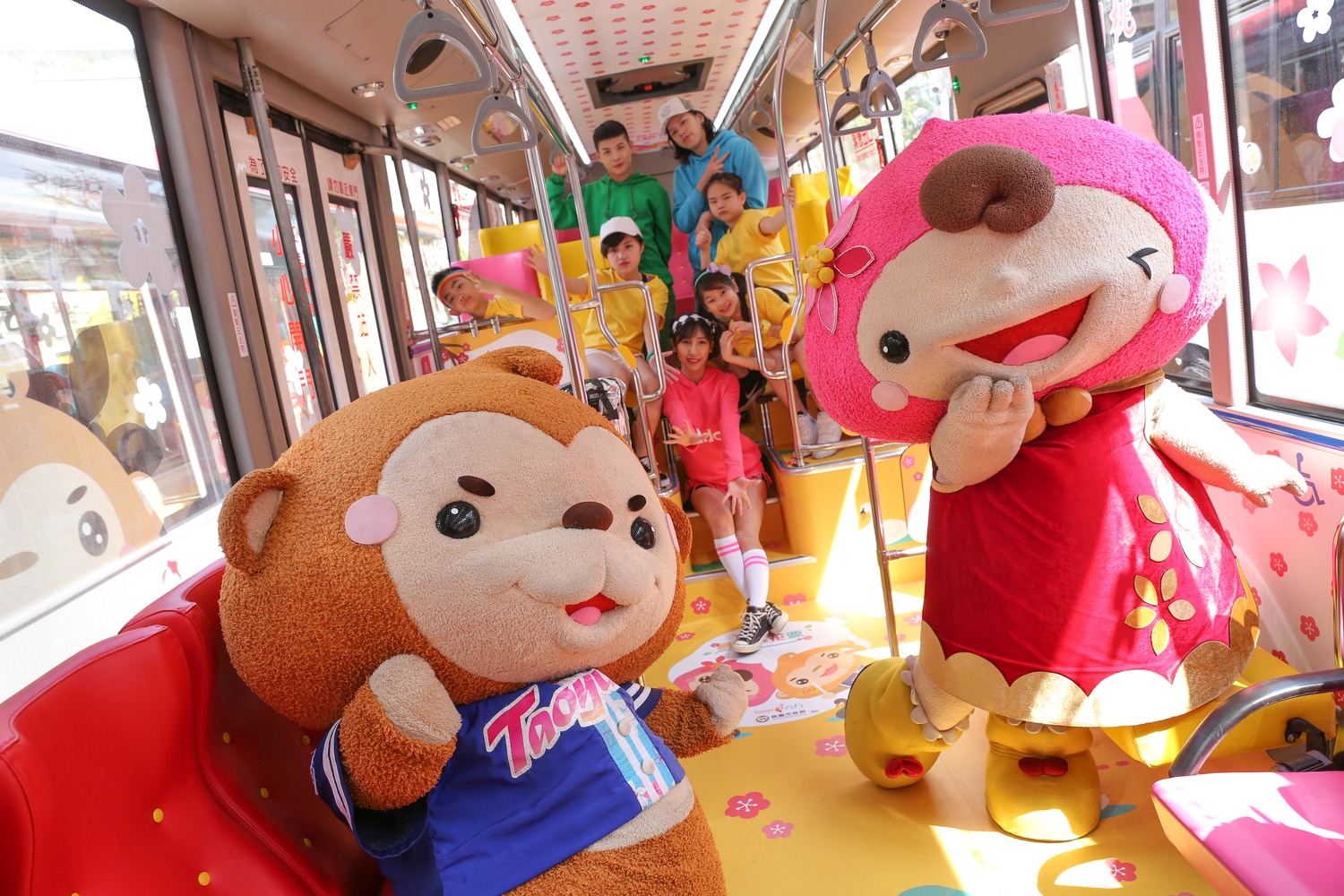 台灣好行桃園市路線推出專屬繪本公車,由桃園市吉祥物ㄚ桃、園哥陪民眾玩遍桃園。 圖: 桃園市政府/提供 台灣好行桃園市路線推出專屬繪本公車,由桃園市吉祥物ㄚ桃、園哥陪民眾玩遍桃園。 圖: 桃園市政府/提供