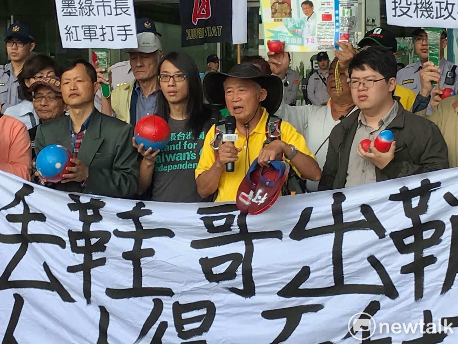 獨派團體台灣國今赴北市府抗議,怒批市長柯文哲毫無中心思想。 圖 : 周煊惠 / 攝 獨派團體台灣國今赴北市府抗議,怒批市長柯文哲毫無中心思想。 圖 : 周煊惠 / 攝