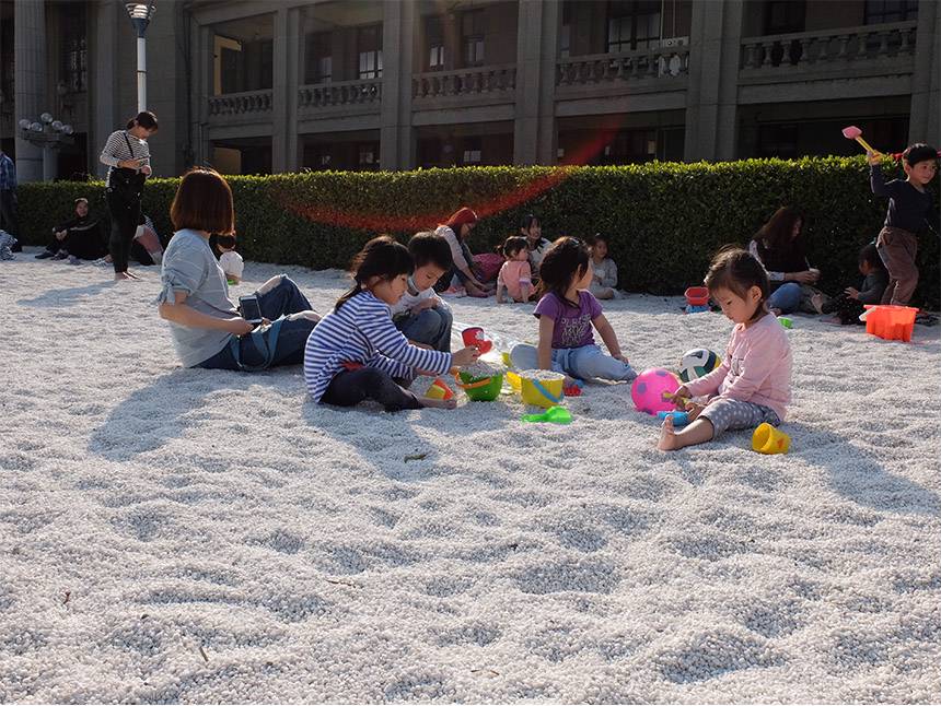 三重的大台北都會公園除了沙坑之外,更打造7米高大型幸運草地景溜滑梯、磨石子碗公滑梯、攀爬網、攀爬塊及立體浮球等多樣遊戲設施。 圖 :新北市觀旅局/提供 三重的大台北都會公園除了沙坑之外,更打造7米高大型幸運草地景溜滑梯、磨石子碗公滑梯、攀爬網、攀爬塊及立體浮球等多樣遊戲設施。 圖 :新北市觀旅局/提供