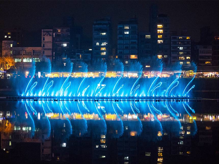 夜晚更可以盡情沉浸碧潭吊橋夢幻夜景,享受國際級「碧潭水舞秀」! 圖 :新北市觀旅局/提供 夜晚更可以盡情沉浸碧潭吊橋夢幻夜景,享受國際級「碧潭水舞秀」! 圖 :新北市觀旅局/提供