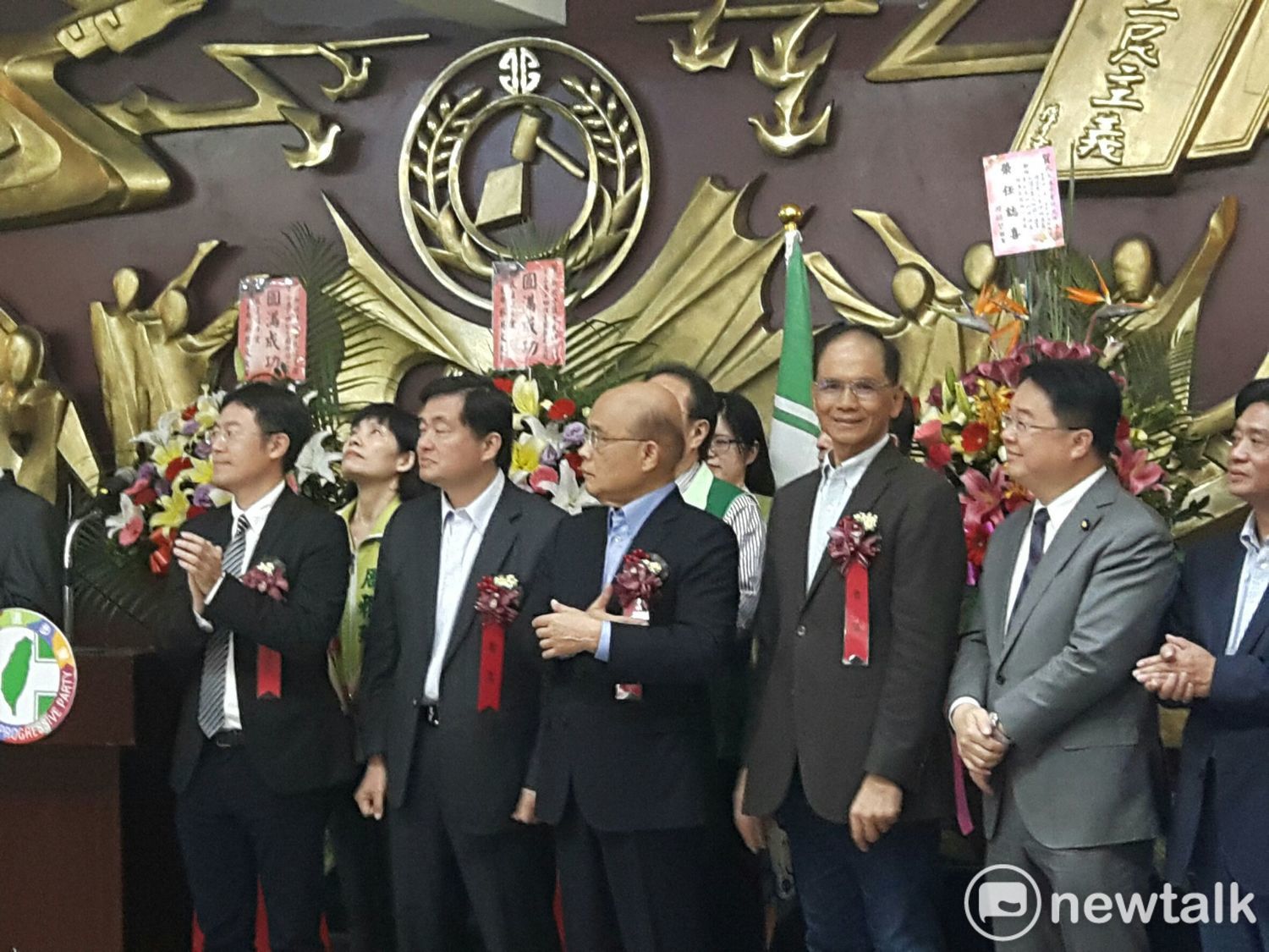 民進黨新北市議會黨團,3月27日上午於新北市議會大廳舉辦黨團總召集人暨幹部交接典禮,蘇貞昌、游錫堃、吳秉叡難得同框,成為另一焦點。 圖: 林昀真/攝 民進黨新北市議會黨團,3月27日上午於新北市議會大廳舉辦黨團總召集人暨幹部交接典禮,蘇貞昌、游錫堃、吳秉叡難得同框,成為另一焦點。 圖: 林昀真/攝