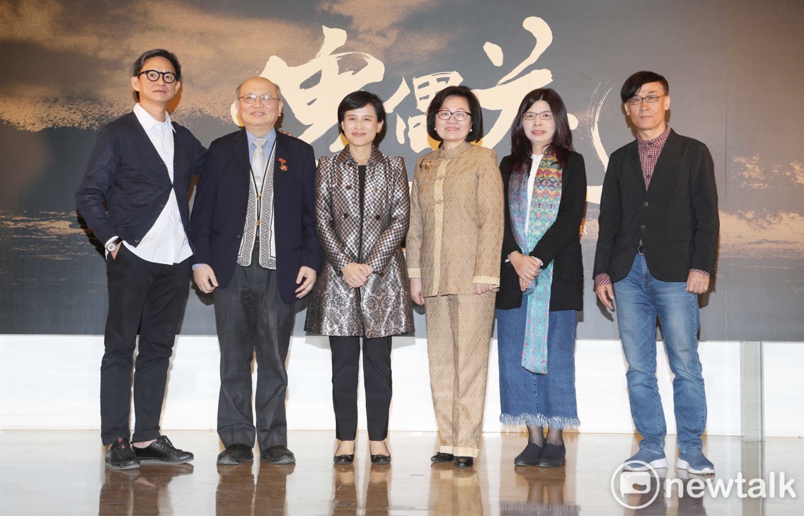 公共電視籌備製作歷史劇「傀儡花」,以西元1867年「羅妹號事件」為背景,描寫美國領事和台灣原住民少女發生的愛情故事。公廣集團董事長陳郁秀(右2)23日在台北公布製作團隊,小說原作者陳耀昌(左2)、導演曹瑞原(左)出席宣傳,文化部長鄭麗君(右)到場支持。 圖:陳奕/攝 公共電視籌備製作歷史劇「傀儡花」,以西元1867年「羅妹號事件」為背景,描寫美國領事和台灣原住民少女發生的愛情故事。公廣集團董事長陳郁秀(右2)23日在台北公布製作團隊,小說原作者陳耀昌(左2)、導演曹瑞原(左)出席宣傳,文化部長鄭麗君(右)到場支持。 圖:陳奕/攝