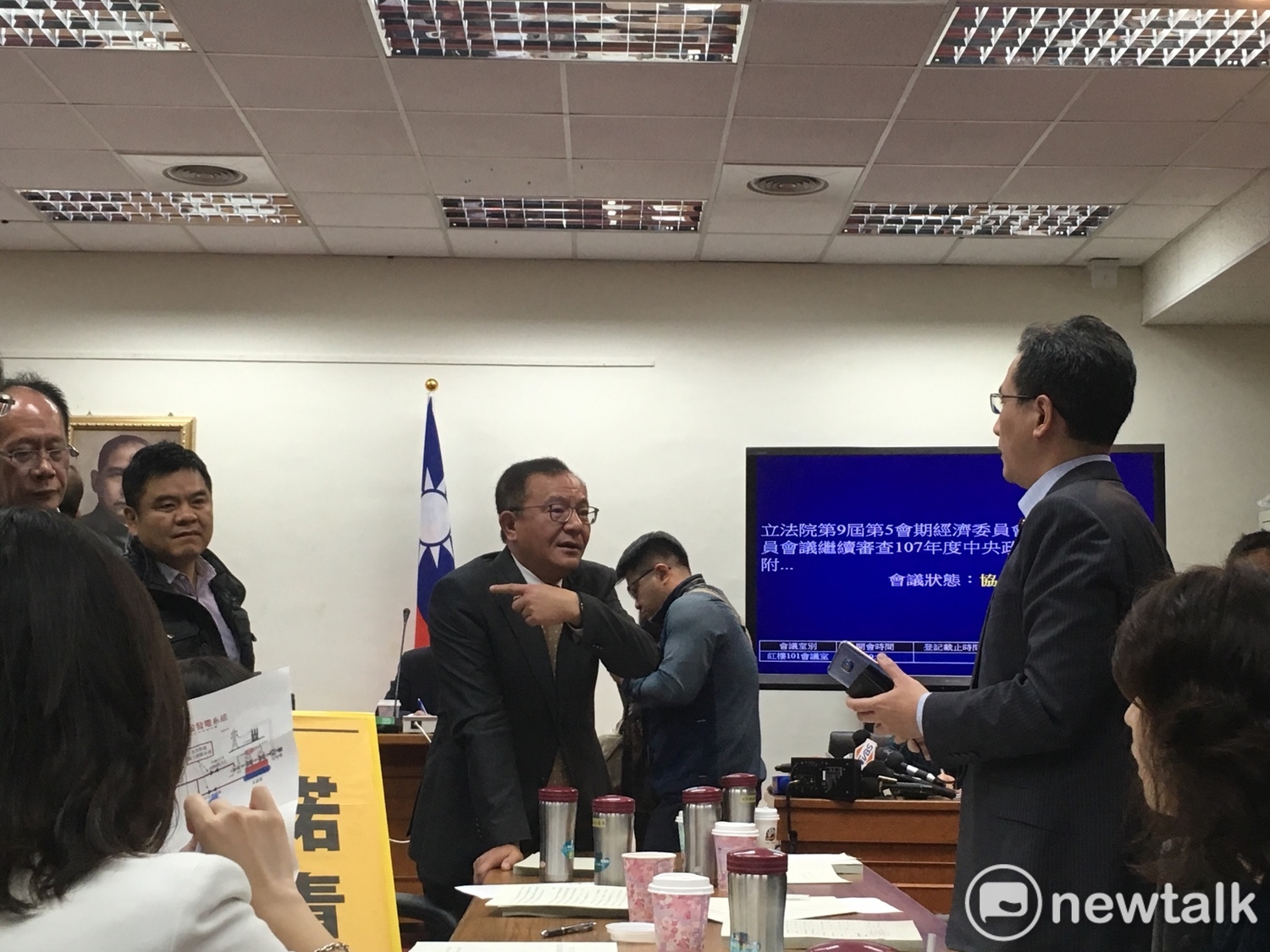 由於台電表示原廠技師今晚才會到台灣,在真相未明朗情形下,朝野黨團一致同意核電基金擇期審查。 由於台電表示原廠技師今晚才會到台灣,在真相未明朗情形下,朝野黨團一致同意核電基金擇期審查。