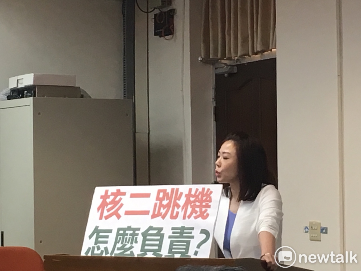 立法院經濟委員會今(29)日早上審查核能發電後端營運基金預算,針對核二廠2號機昨天急停跳機一事,國民黨立委們痛批民進黨能源政策錯誤,要求台電提出懲處名單,等到真相查明後再來審預算。 圖:黃韋銓/攝 立法院經濟委員會今(29)日早上審查核能發電後端營運基金預算,針對核二廠2號機昨天急停跳機一事,國民黨立委們痛批民進黨能源政策錯誤,要求台電提出懲處名單,等到真相查明後再來審預算。 圖:黃韋銓/攝