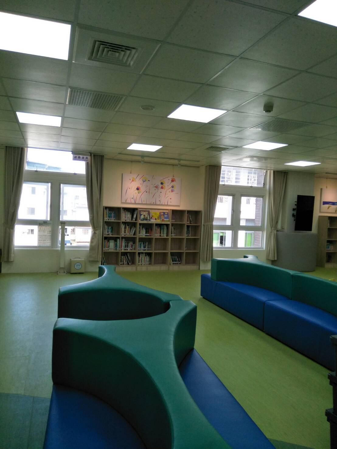 桃園市兒童文學館除豐富的館藏資源外,空間特別規劃有學齡前、學齡後區及多功能學習區、展示區、閱讀區,並設有哺集乳室及兒童專用廁所。 圖:桃園市政府/提供 桃園市兒童文學館除豐富的館藏資源外,空間特別規劃有學齡前、學齡後區及多功能學習區、展示區、閱讀區,並設有哺集乳室及兒童專用廁所。 圖:桃園市政府/提供