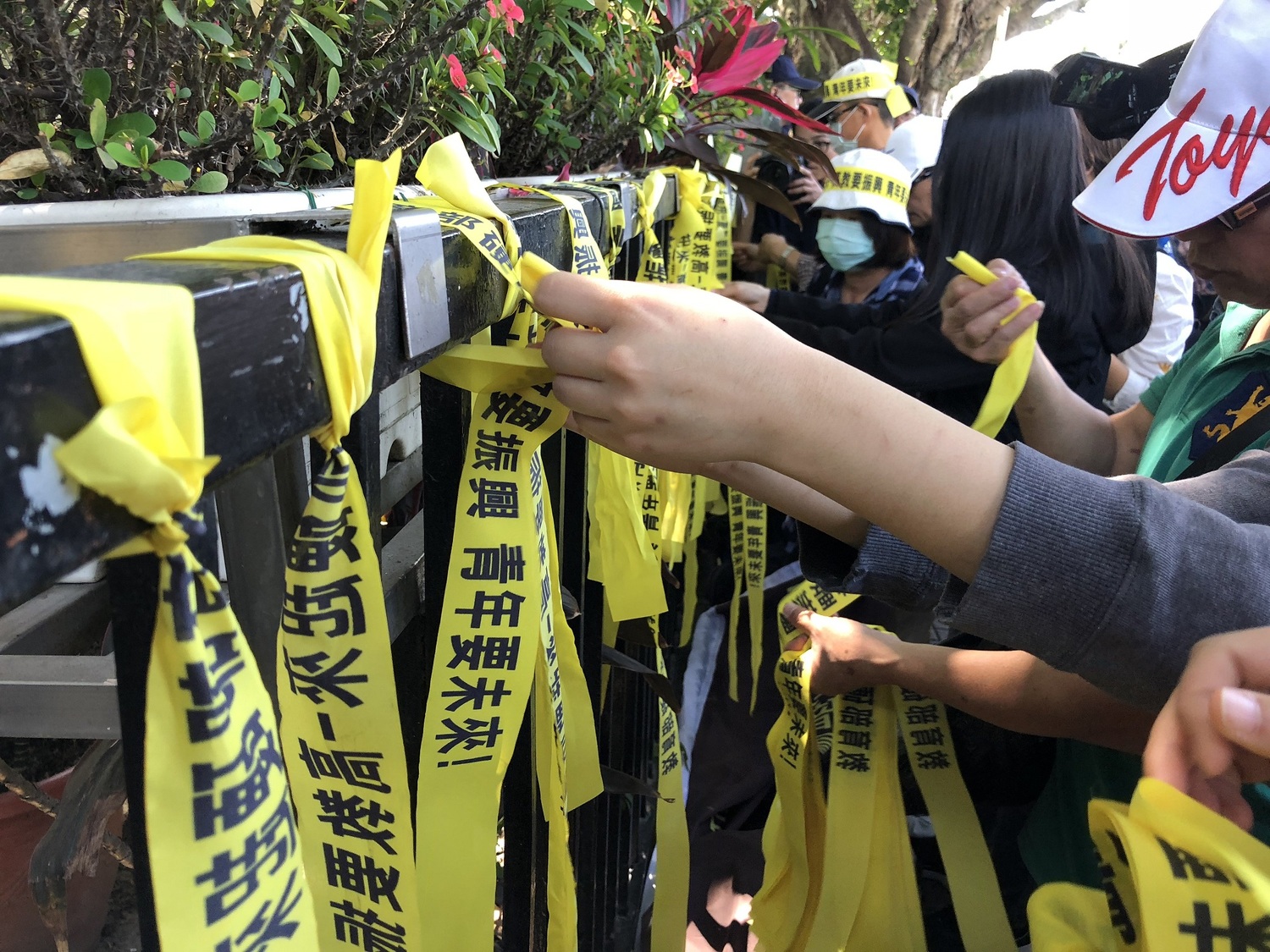 各校師生也將大量黃絲帶綁在教育部前的欄杆,上頭寫有「振興高教、接管亞太」、「教育部硬起來,青年們要未來」,表達對當前禿鷹集團入主私校、使師生權益受損的惋惜與憂心。 圖:高等教育產業工會/提供 各校師生也將大量黃絲帶綁在教育部前的欄杆,上頭寫有「振興高教、接管亞太」、「教育部硬起來,青年們要未來」,表達對當前禿鷹集團入主私校、使師生權益受損的惋惜與憂心。 圖:高等教育產業工會/提供