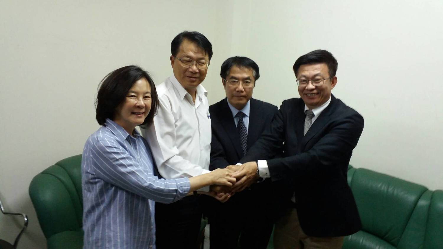 黃偉哲團結請益之旅第二站抵民進黨台南市黨部,拜會市黨部主委顏純左。 黃偉哲團結請益之旅第二站抵民進黨台南市黨部,拜會市黨部主委顏純左。