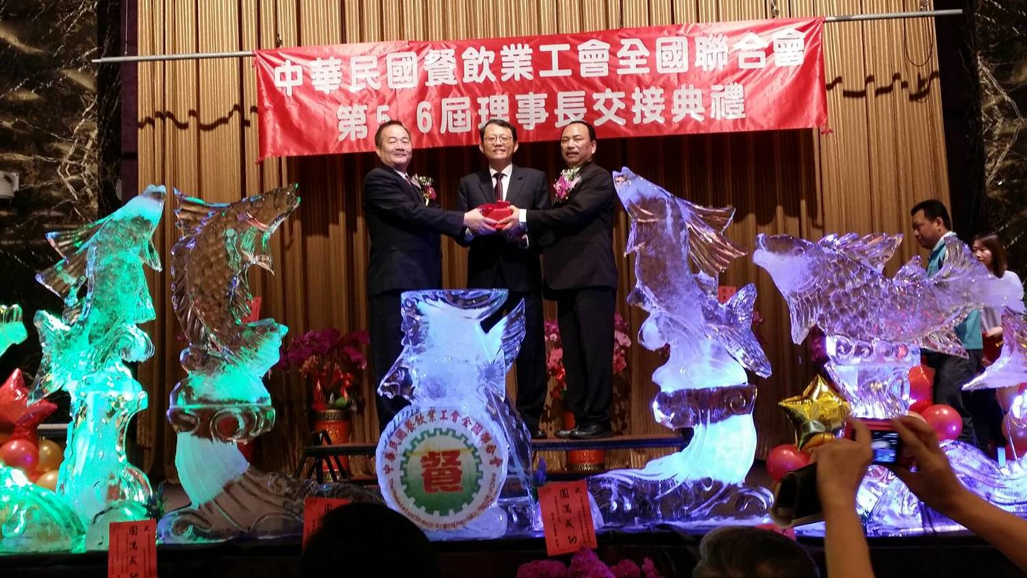 中華民國餐飲業工會全國聯合會第五、六屆理事長交接典禮,由唐啟東(左)交棒給花錦忠(右),由勞動部勞動關係司長王厚偉(中)監交。 圖:中華民國餐飲業工會全國聯合會/提供 中華民國餐飲業工會全國聯合會第五、六屆理事長交接典禮,由唐啟東(左)交棒給花錦忠(右),由勞動部勞動關係司長王厚偉(中)監交。 圖:中華民國餐飲業工會全國聯合會/提供