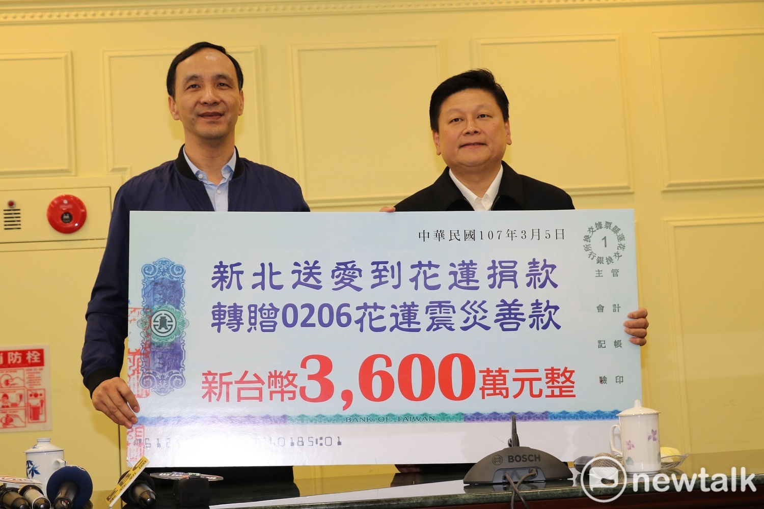 1.朱立倫本月5日「送愛心到花蓮」捐3600萬元支票,花蓮縣長傅崑萁代表縣府接受。 1.朱立倫本月5日「送愛心到花蓮」捐3600萬元支票,花蓮縣長傅崑萁代表縣府接受。