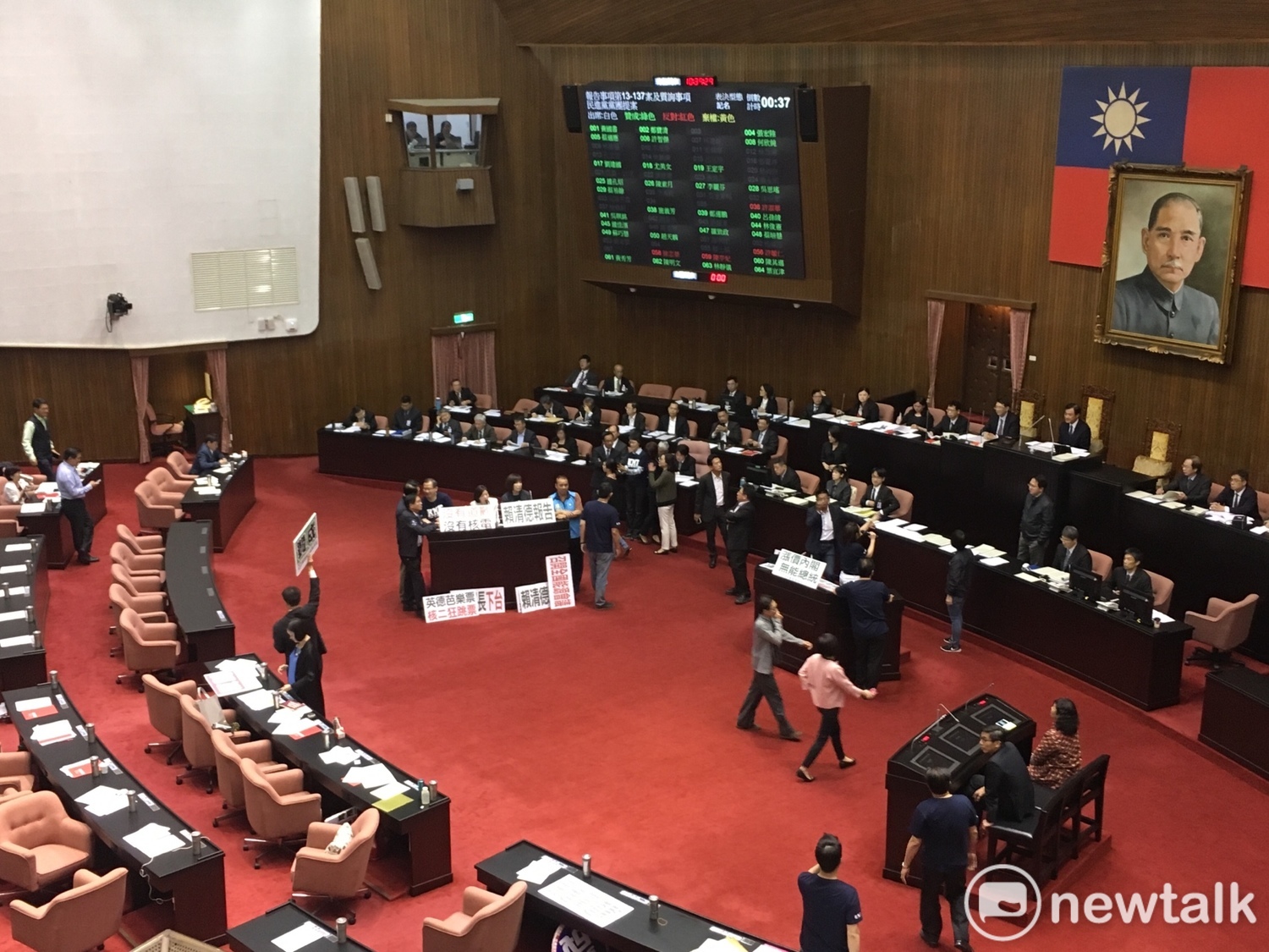 不滿核二廠2號機日前在重啟一天後急停跳機,國民黨立委們今(30)日再度於院會總質詢上佔領發言台杯葛,要求行政院長賴清德為此進行專案報告,且召開全國能源會議。 不滿核二廠2號機日前在重啟一天後急停跳機,國民黨立委們今(30)日再度於院會總質詢上佔領發言台杯葛,要求行政院長賴清德為此進行專案報告,且召開全國能源會議。