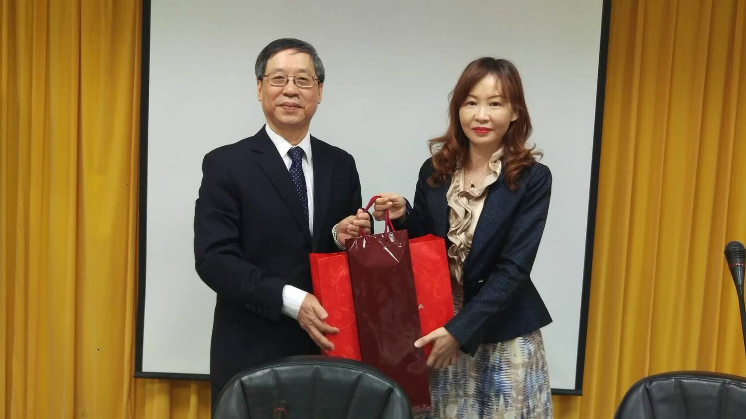 海基會副秘書長兼法律處長管安露(右)上午先陪同將近60位中區陸配團體、陸生參訪台中地方法院,左為台中地方法院院長江錫麟。 圖:海基會提供 海基會副秘書長兼法律處長管安露(右)上午先陪同將近60位中區陸配團體、陸生參訪台中地方法院,左為台中地方法院院長江錫麟。 圖:海基會提供