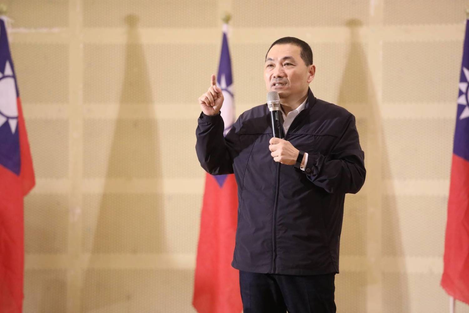 國民黨新北市長初選第二場集會式政見發表會,金介壽、周錫瑋、侯友宜三人出席,抽到第一順位發言的侯友宜上台前與周錫瑋握手致意。 國民黨新北市長初選第二場集會式政見發表會,金介壽、周錫瑋、侯友宜三人出席,抽到第一順位發言的侯友宜上台前與周錫瑋握手致意。