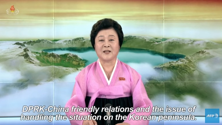 金正恩訪中紀錄片找來北韓資深主播李春姬,以其獨特的高亢聲調配音。 金正恩訪中紀錄片找來北韓資深主播李春姬,以其獨特的高亢聲調配音。