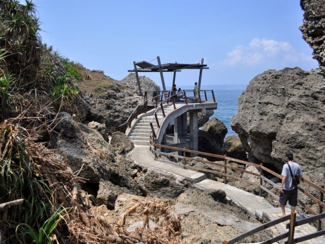 烏鬼洞中的木製涼亭配上一望無際的海景,能拍出不少獨特風格的美照。 圖:翻攝自小琉球旅遊資訊網 烏鬼洞中的木製涼亭配上一望無際的海景,能拍出不少獨特風格的美照。 圖:翻攝自小琉球旅遊資訊網