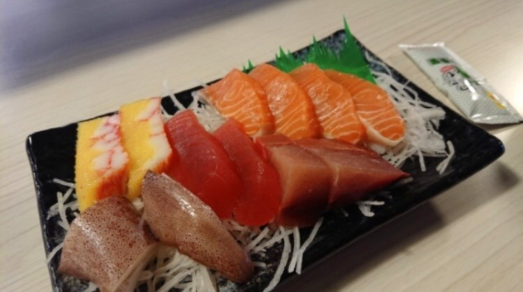 除了熱門景點,當然還要去東港觀光華僑市場大吃新鮮海產! 圖:翻攝自《TripleFeet》APP 除了熱門景點,當然還要去東港觀光華僑市場大吃新鮮海產! 圖:翻攝自《TripleFeet》APP