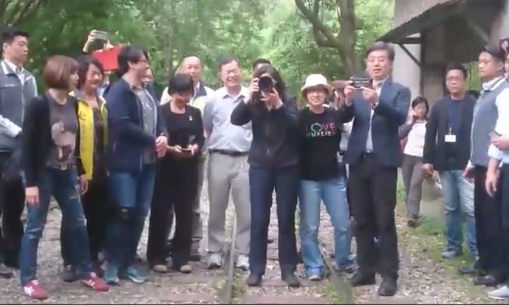 總統蔡英文31日參訪林田山森林文化園區,並拿著相機對著媒體拍照。 圖:林朝億/攝 總統蔡英文31日參訪林田山森林文化園區,並拿著相機對著媒體拍照。 圖:林朝億/攝