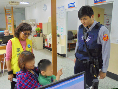 桃園市中壢警分局員警31日發現一名5歲男童,騎乘自行車穿梭在馬路車陣險象環生,隨即將男童帶回所內安置,由志工安撫情緒陪同聊天,拼湊男童零碎資訊,警方最後順利透過戶役政系統確認男童居所,聯繫男童家人到派出所接人。 圖:桃園市警局中壢分局/提供 桃園市中壢警分局員警31日發現一名5歲男童,騎乘自行車穿梭在馬路車陣險象環生,隨即將男童帶回所內安置,由志工安撫情緒陪同聊天,拼湊男童零碎資訊,警方最後順利透過戶役政系統確認男童居所,聯繫男童家人到派出所接人。 圖:桃園市警局中壢分局/提供