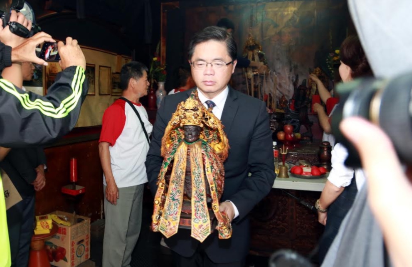 台南市長李孟諺出席西來庵噍吧哖紀念館神像遷移儀式,盼提升西門商圈品牌價值及歷史地位。 圖:台南市政府/提供 台南市長李孟諺出席西來庵噍吧哖紀念館神像遷移儀式,盼提升西門商圈品牌價值及歷史地位。 圖:台南市政府/提供