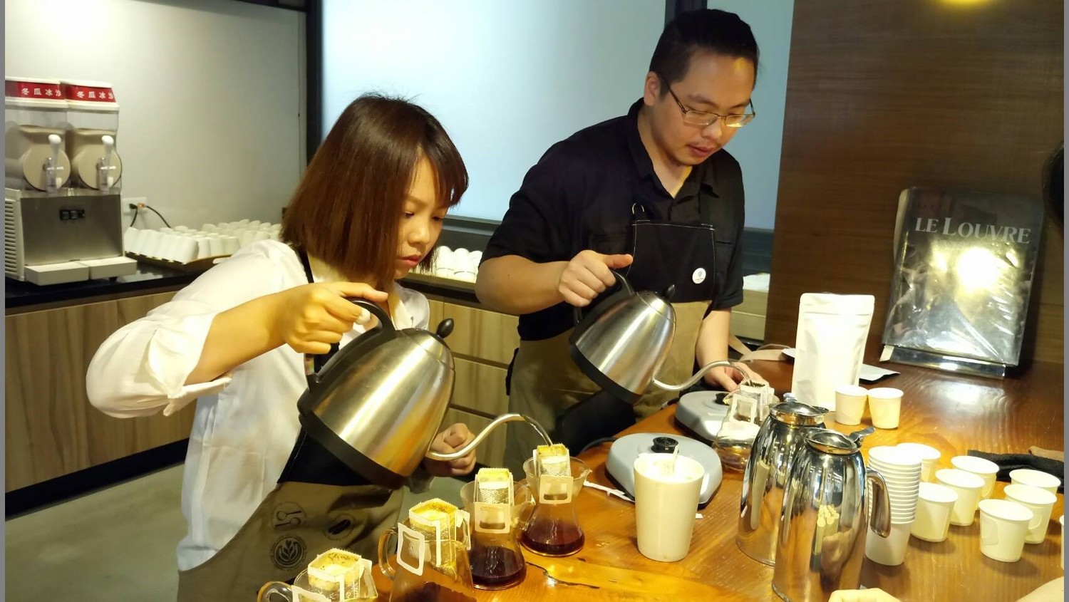 手沖咖啡講座準備不同咖啡給聽眾品嘗。 手沖咖啡講座準備不同咖啡給聽眾品嘗。