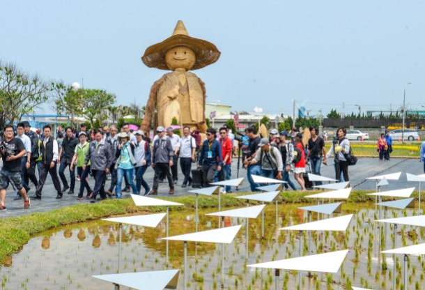 今年農博也重新改變展區意象,包括裝置藝術、巨大錦鯉入口意象等都做了別緻的設計,創造多項拍照打卡點。鄭文燦強調,2018桃園農業博覽會開幕將由紙風車劇團揭開序幕,打造不同類型的表演。 圖:翻攝自桃園市政府 今年農博也重新改變展區意象,包括裝置藝術、巨大錦鯉入口意象等都做了別緻的設計,創造多項拍照打卡點。鄭文燦強調,2018桃園農業博覽會開幕將由紙風車劇團揭開序幕,打造不同類型的表演。 圖:翻攝自桃園市政府