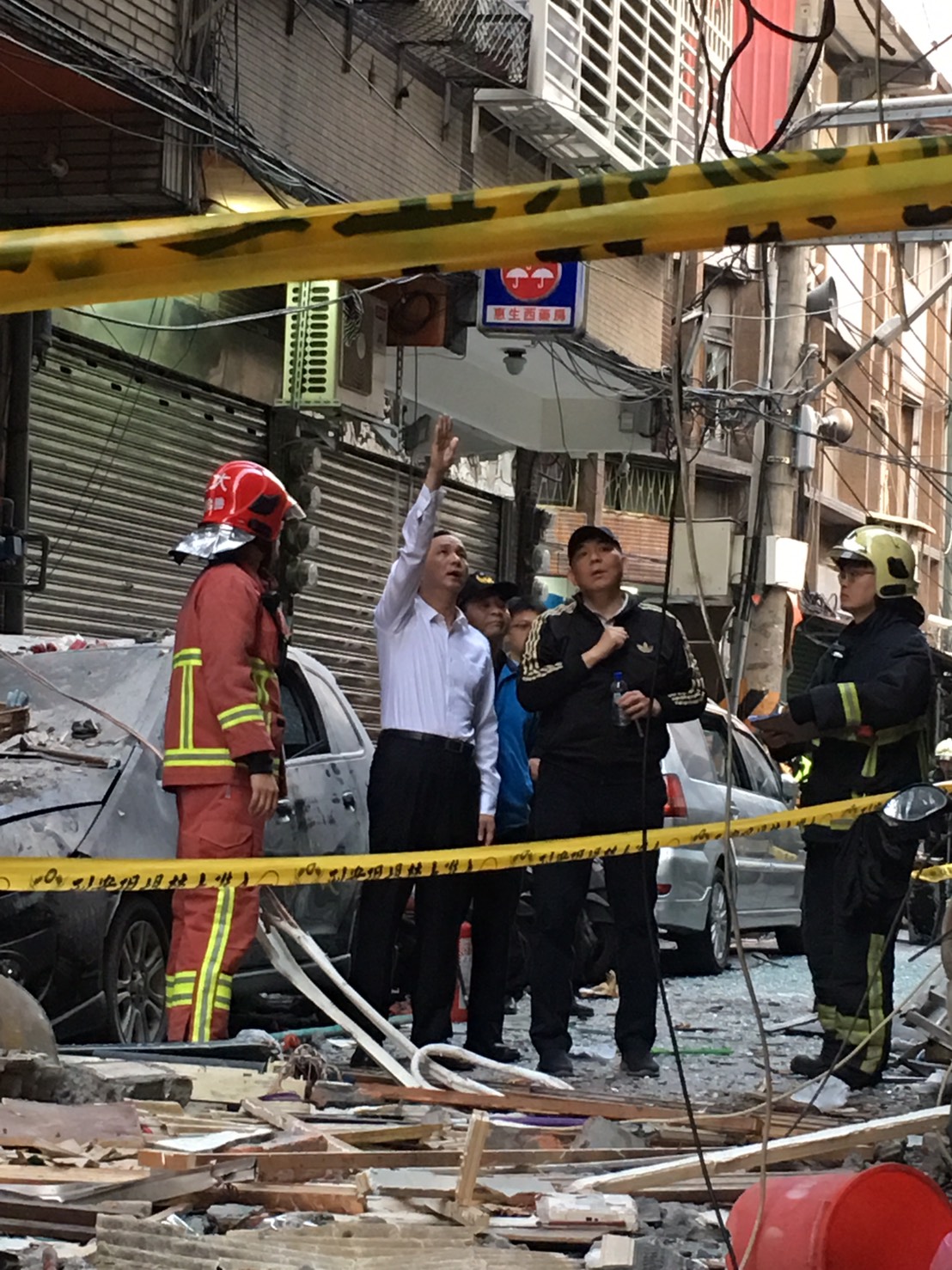 新北市市長朱立倫(左二)獲知三重氣爆意外,2日一早前往了解,並指示消防單位做好善後工作。 圖:新北市消防局提供 新北市市長朱立倫(左二)獲知三重氣爆意外,2日一早前往了解,並指示消防單位做好善後工作。 圖:新北市消防局提供