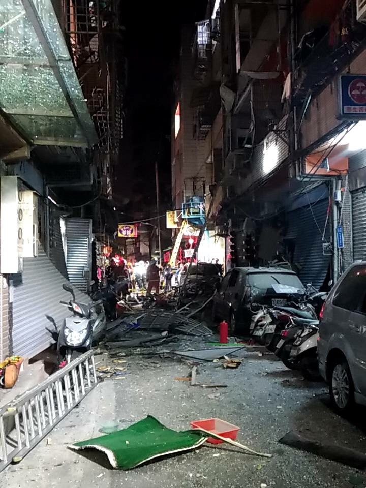 新北市三重區2日氣爆意外,造成附近建築受到波及,門窗毀損,現場一片狼籍。 圖:新北市消防局提供 新北市三重區2日氣爆意外,造成附近建築受到波及,門窗毀損,現場一片狼籍。 圖:新北市消防局提供