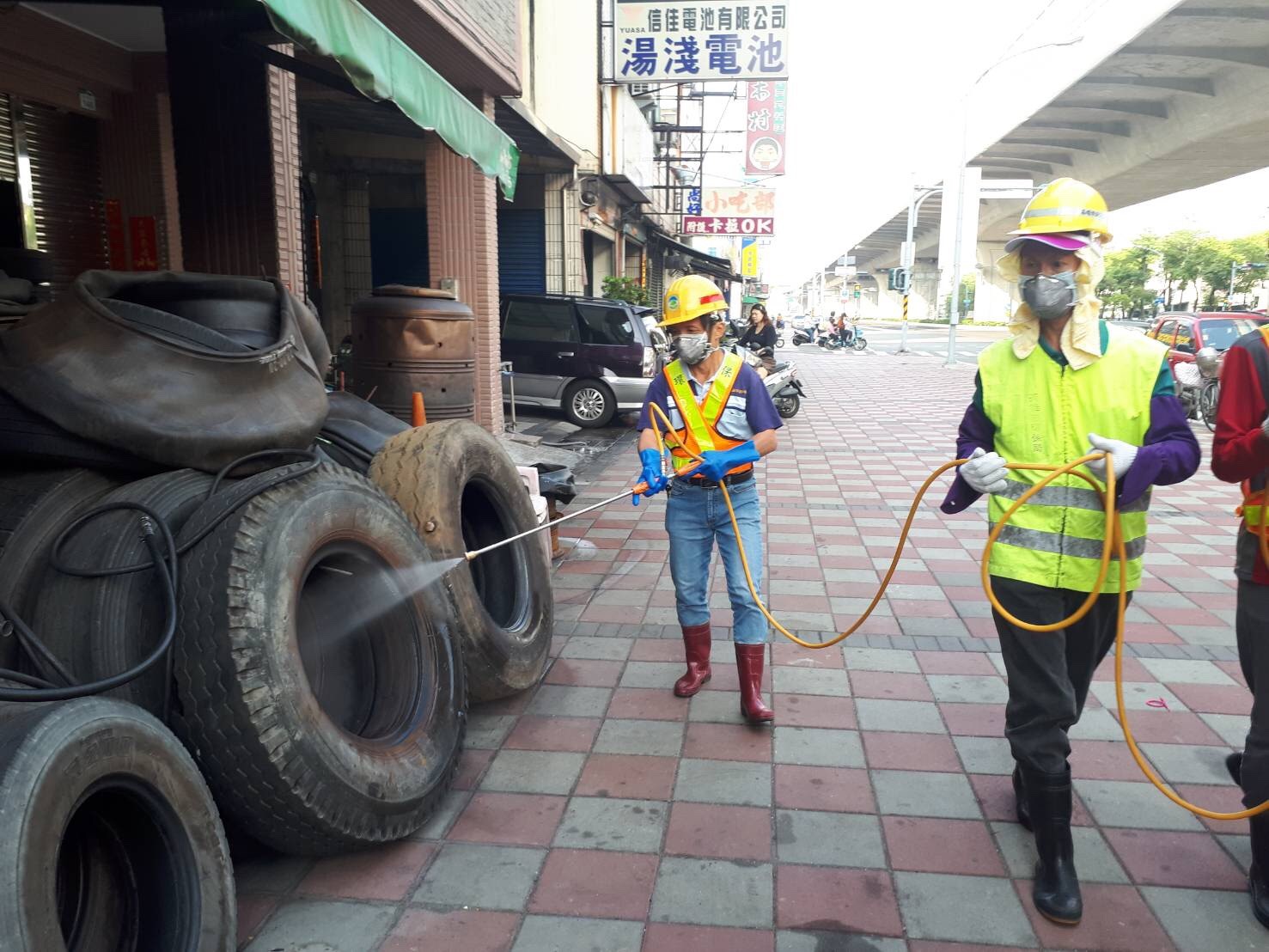 預計戶外消毒作業會在4月底執行完畢,環保局呼籲市民多加協助、配合執行消毒作業。 圖:高雄市環保局/提供 預計戶外消毒作業會在4月底執行完畢,環保局呼籲市民多加協助、配合執行消毒作業。 圖:高雄市環保局/提供