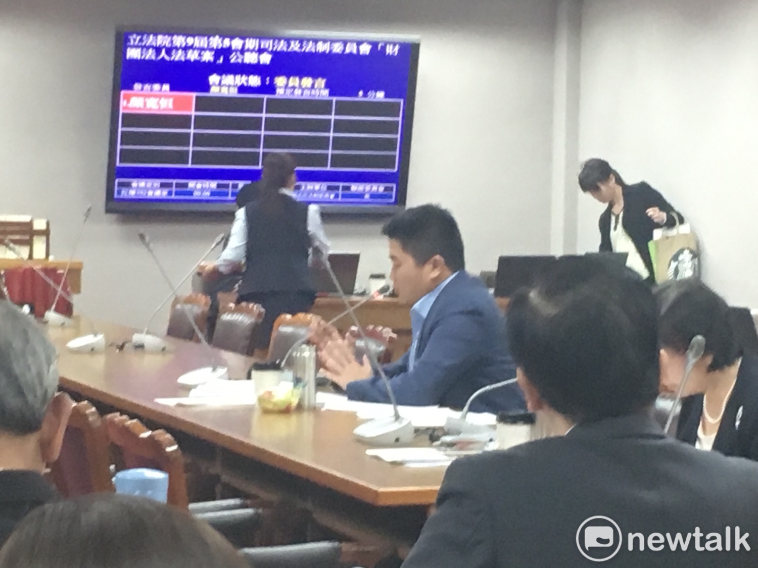國民黨立委顏寬恆發言表示,近期政府發函給民間各團體要求重新清冊,讓財團法人們人心惶惶,他呼籲執政黨,「黑手別想伸進去」。 圖:黃韋銓/攝 國民黨立委顏寬恆發言表示,近期政府發函給民間各團體要求重新清冊,讓財團法人們人心惶惶,他呼籲執政黨,「黑手別想伸進去」。 圖:黃韋銓/攝