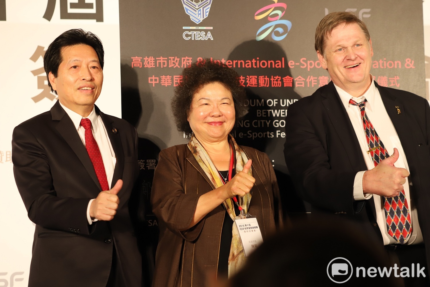 世界級的電競賽事「世界電競錦標賽」(IESF)今(2)日進行簽約儀式,由左至右分別為:中華民國電子競技運動協會(CTESA)理事長鄭寶清、高雄市長陳菊、IESF 理事代表Colin Webster。 圖:蔡幸秀/攝 世界級的電競賽事「世界電競錦標賽」(IESF)今(2)日進行簽約儀式,由左至右分別為:中華民國電子競技運動協會(CTESA)理事長鄭寶清、高雄市長陳菊、IESF 理事代表Colin Webster。 圖:蔡幸秀/攝