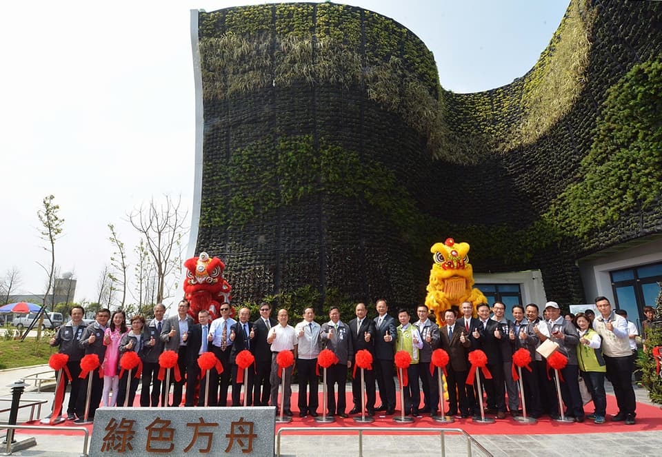 綠色方舟館展出智慧農業應用,包括:智慧電網、植物工廠、風光互補供電車、發電桌,以及智慧化水資源與蟲害管理等5大展區。 圖:桃園市政府/提供 綠色方舟館展出智慧農業應用,包括:智慧電網、植物工廠、風光互補供電車、發電桌,以及智慧化水資源與蟲害管理等5大展區。 圖:桃園市政府/提供