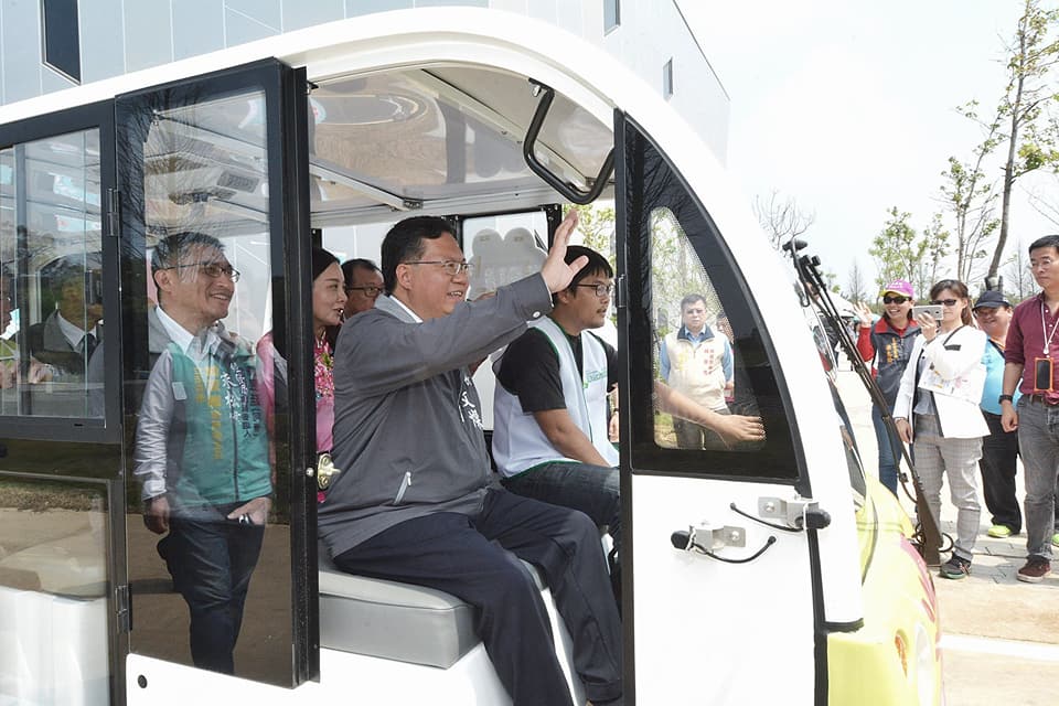 首輛國產自動駕駛電動車,農博期間將開放遊客透過網路預約試乘,預計每15分鐘1班,每次可搭載6名乘客。 圖:桃園市政府/提供 首輛國產自動駕駛電動車,農博期間將開放遊客透過網路預約試乘,預計每15分鐘1班,每次可搭載6名乘客。 圖:桃園市政府/提供