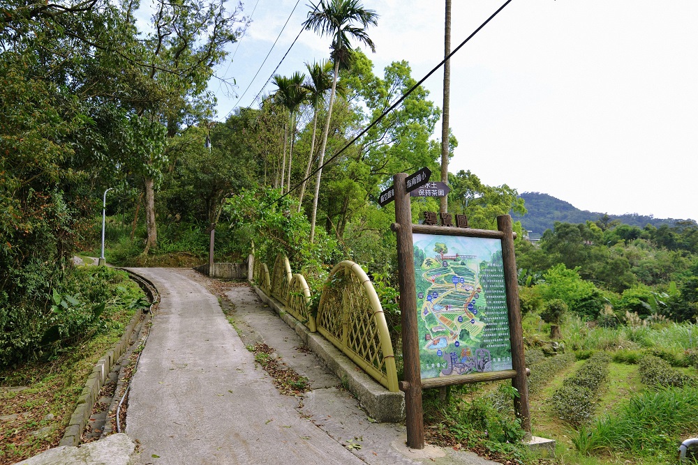 田寮橋貓空水土保持茶園內設有步道與導覽牌,讓大小朋友遊憩中兼具教育意義! 圖:台北市工務局提供 田寮橋貓空水土保持茶園內設有步道與導覽牌,讓大小朋友遊憩中兼具教育意義! 圖:台北市工務局提供