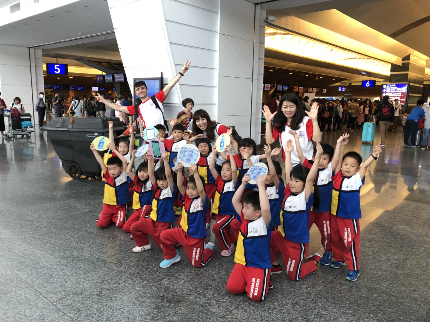 桃園機場公司表示,清明、兒童節連假到來,桃園機場延續春節期間帶起的安檢歌熱潮,這次是由小朋友來教大家怎麼快速過安檢。 圖:桃園機場/提供 桃園機場公司表示,清明、兒童節連假到來,桃園機場延續春節期間帶起的安檢歌熱潮,這次是由小朋友來教大家怎麼快速過安檢。 圖:桃園機場/提供
