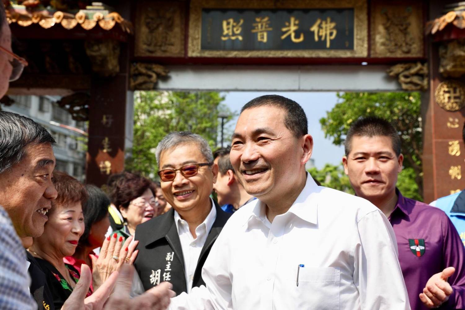 侯友宜拜票遇到鐵粉拿著他20年前擔任台北市刑大大隊長的名片要求簽名合照,看到自己的舊名片被保存的這麼好,侯友宜相當感動。 侯友宜拜票遇到鐵粉拿著他20年前擔任台北市刑大大隊長的名片要求簽名合照,看到自己的舊名片被保存的這麼好,侯友宜相當感動。