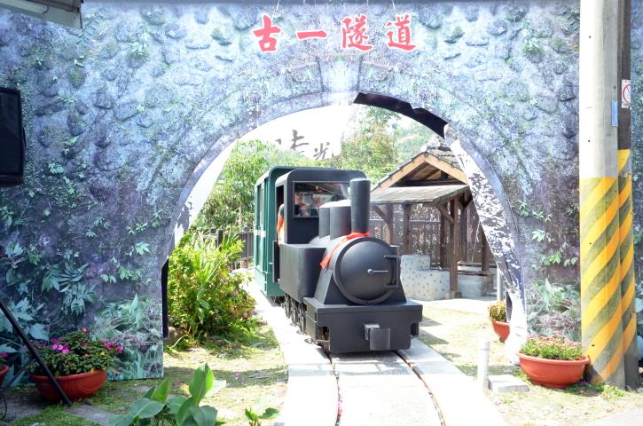 三星鄉公所為發展觀光,開始規劃太平山懷舊鐵道重建計畫,並重新打造復刻版森鐵小火車,昨森鐵小火車在天送埤火車站,以穿越時光隧道方式隆重登場。 圖:三星鄉公所提供 三星鄉公所為發展觀光,開始規劃太平山懷舊鐵道重建計畫,並重新打造復刻版森鐵小火車,昨森鐵小火車在天送埤火車站,以穿越時光隧道方式隆重登場。 圖:三星鄉公所提供