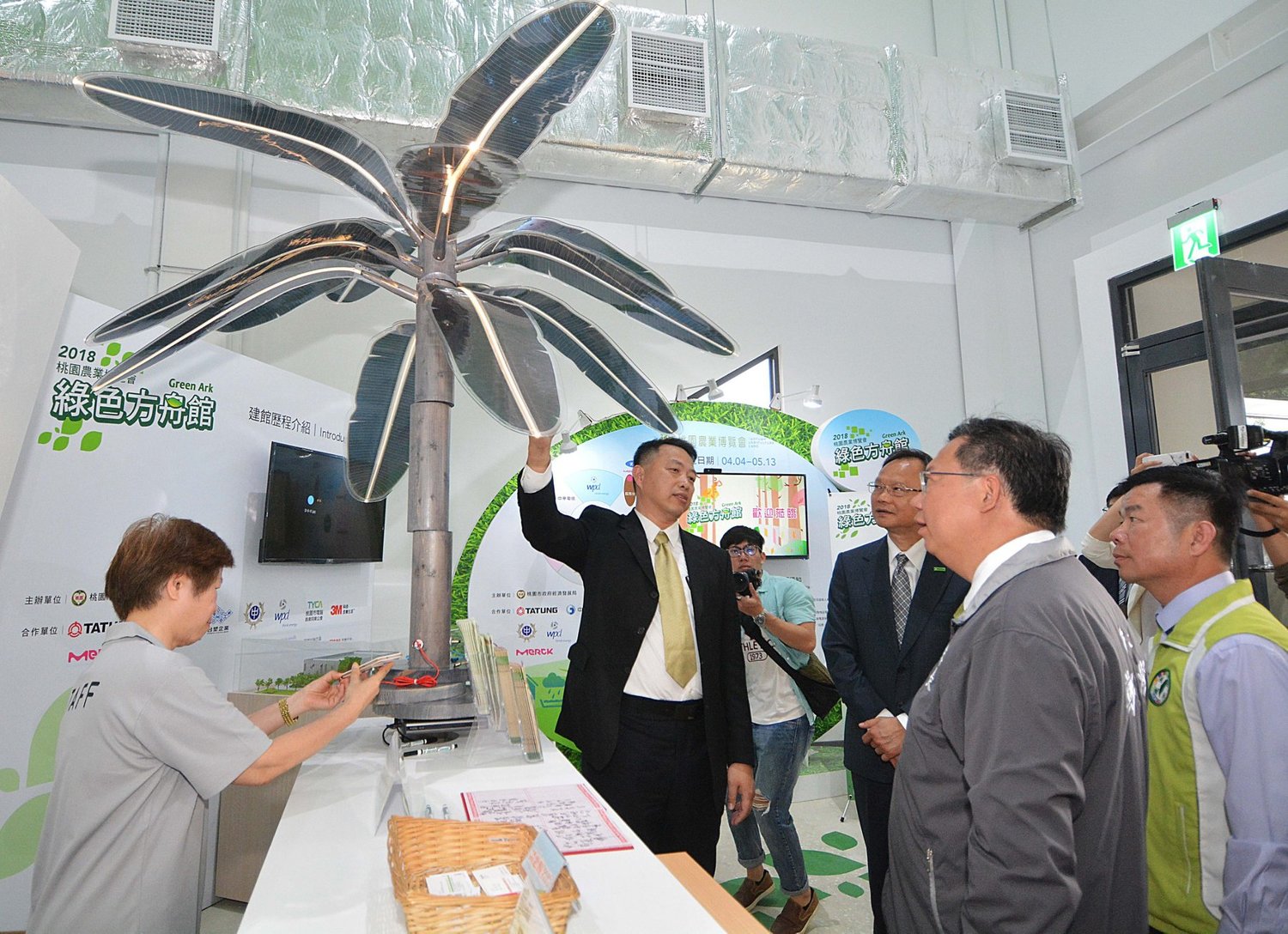 大同公司在農博會場建置的「智慧電網」系統,全區電力可自給自足,相關數據就在方舟館內呈現。 圖:桃園市政府/提供 大同公司在農博會場建置的「智慧電網」系統,全區電力可自給自足,相關數據就在方舟館內呈現。 圖:桃園市政府/提供