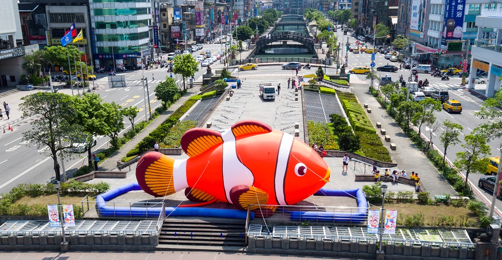 今年基隆市政府與陽明海運文化金會再度攜手合作,由圓嘟嘟、紅通通的深海燈籠魚,號召故事書裡面的朋友一起把基隆變成一座大型童話城! 圖:基隆市政府提供 今年基隆市政府與陽明海運文化金會再度攜手合作,由圓嘟嘟、紅通通的深海燈籠魚,號召故事書裡面的朋友一起把基隆變成一座大型童話城! 圖:基隆市政府提供