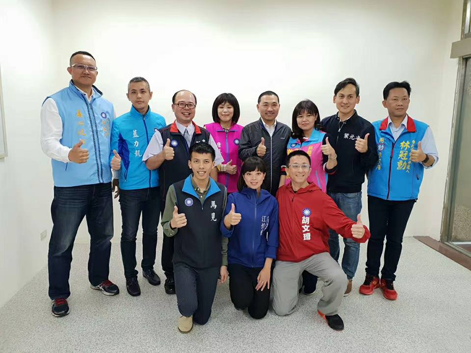 國民黨新生代縣市議員參候選人喜歡與侯友宜同框。 國民黨新生代縣市議員參候選人喜歡與侯友宜同框。
