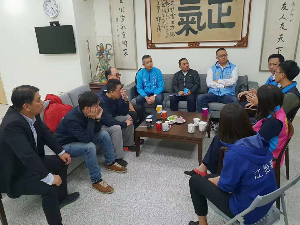 國民黨新生代縣市議員參候選人喜歡與侯友宜同框。 國民黨新生代縣市議員參候選人喜歡與侯友宜同框。