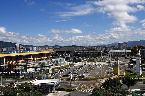 清明連假首日,金門、馬祖持續濃霧,今天上午機場關閉,台灣往返金馬的航班大受影響,不是取消就是延誤,松山機場大廳擠滿返鄉或出遊候機旅客。 圖 : 翻攝自隨意窩 清明連假首日,金門、馬祖持續濃霧,今天上午機場關閉,台灣往返金馬的航班大受影響,不是取消就是延誤,松山機場大廳擠滿返鄉或出遊候機旅客。 圖 : 翻攝自隨意窩