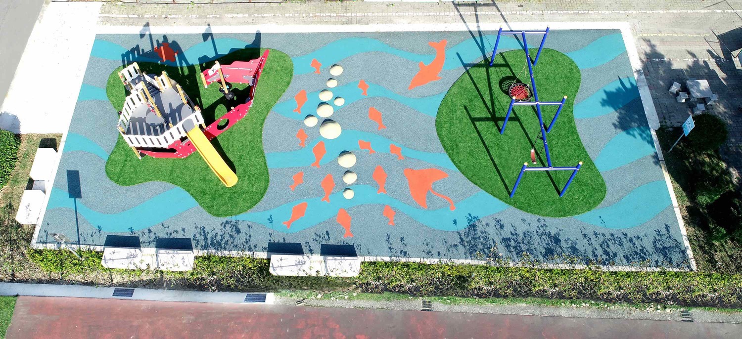以航海傳奇快樂島為主題的八里左岸公園遊戲場則利用觀海視覺性佳的特性,營造海洋故事的設計主軸。 圖:新北市政府高灘地工程管理處/提供 以航海傳奇快樂島為主題的八里左岸公園遊戲場則利用觀海視覺性佳的特性,營造海洋故事的設計主軸。 圖:新北市政府高灘地工程管理處/提供