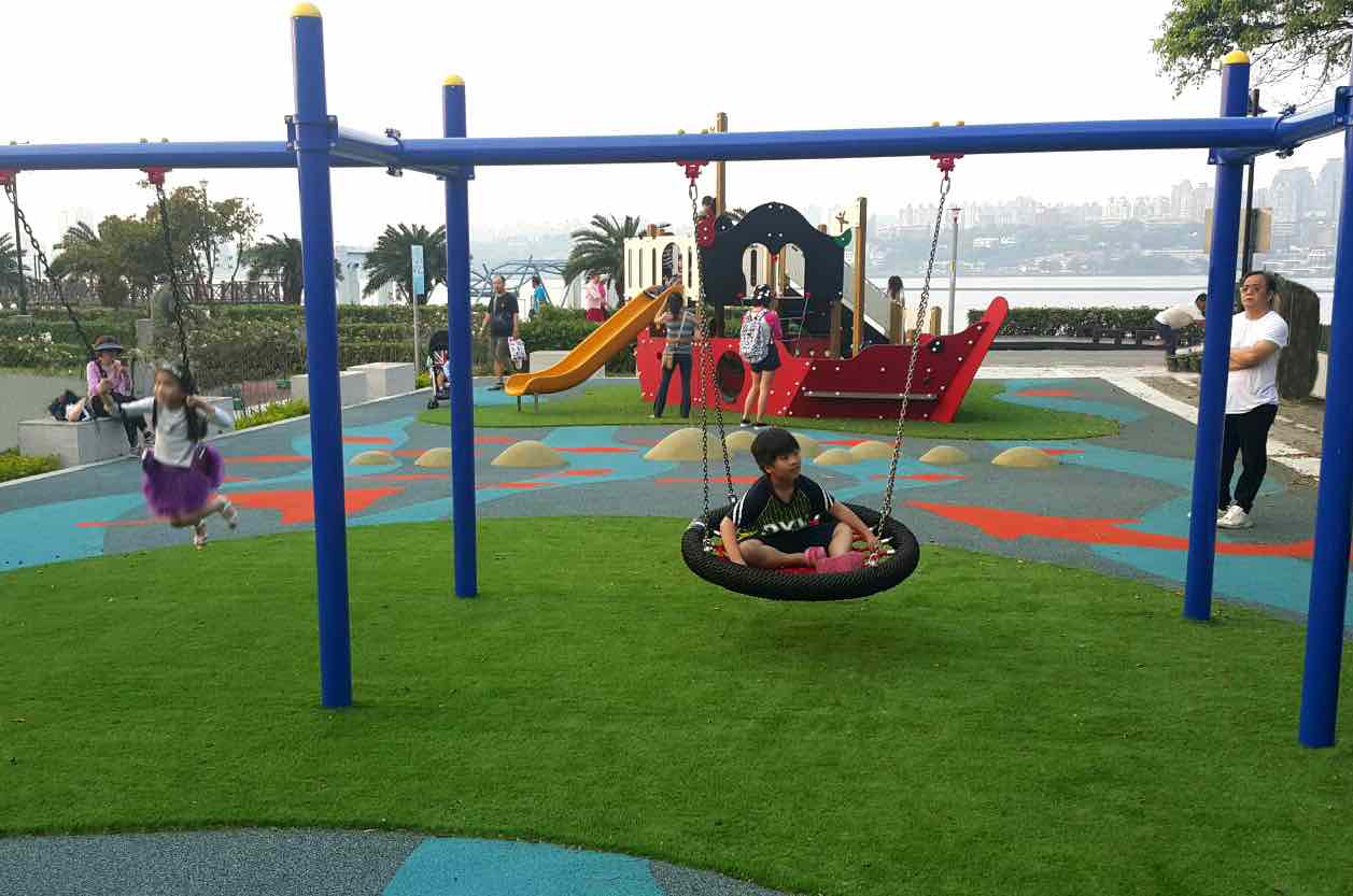 以航海傳奇快樂島為主題的八里左岸公園遊戲場則利用觀海視覺性佳的特性,營造海洋故事的設計主軸。 圖:新北市政府高灘地工程管理處/提供 以航海傳奇快樂島為主題的八里左岸公園遊戲場則利用觀海視覺性佳的特性,營造海洋故事的設計主軸。 圖:新北市政府高灘地工程管理處/提供