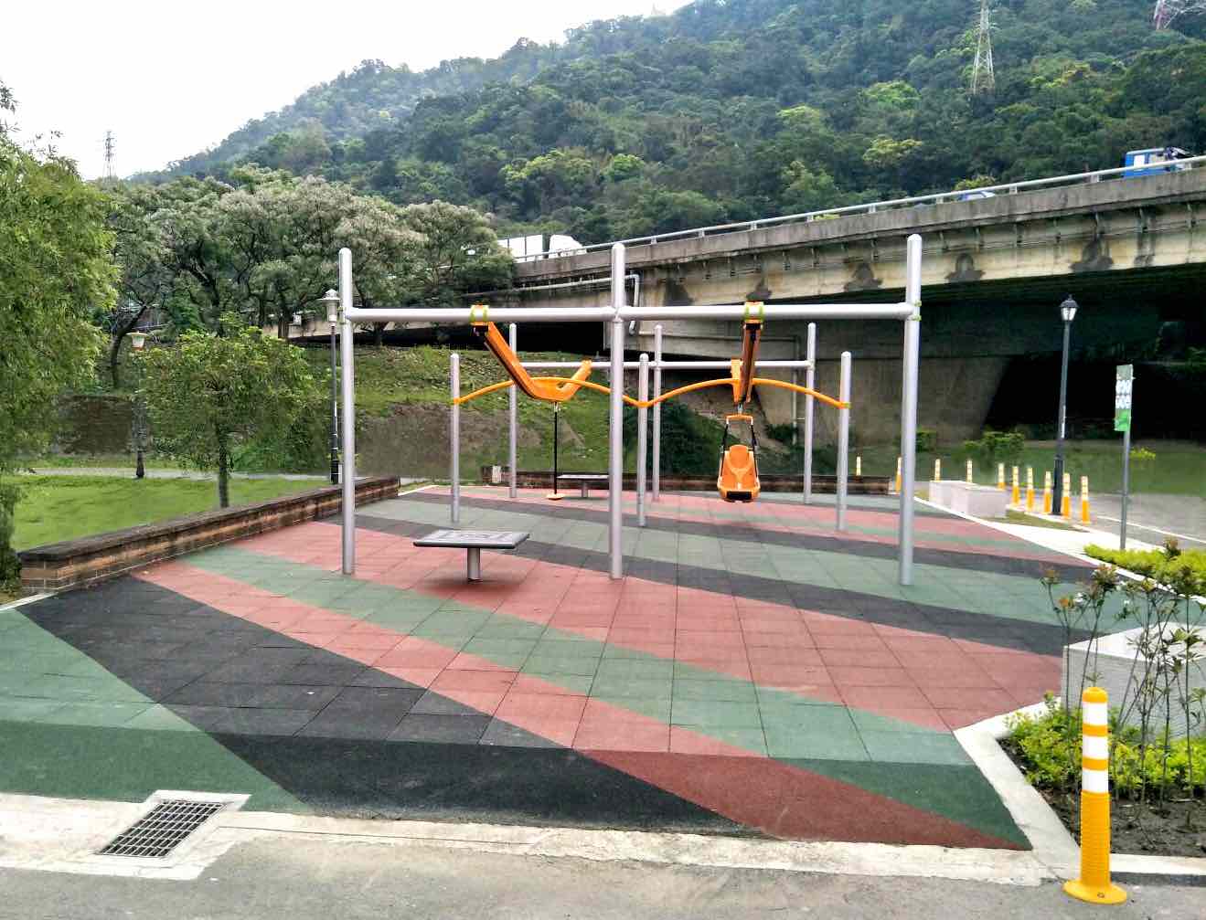 三鶯運動公園遊戲場則成為叢林探索體能遊戲場,其中亮點為滑索設施了,藉由滑行、攀爬及擺盪等動作,激發兒童體能協調的反應力。 圖:新北市政府高灘地工程管理處/提供 三鶯運動公園遊戲場則成為叢林探索體能遊戲場,其中亮點為滑索設施了,藉由滑行、攀爬及擺盪等動作,激發兒童體能協調的反應力。 圖:新北市政府高灘地工程管理處/提供